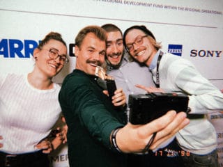Das Team von "Fremde" mit der Quappe: Lisa Geller (Szenenbild), Holger Jungnickel (Kamera), Tim Dünschede (Regie), Patrick Schorn (Producer)