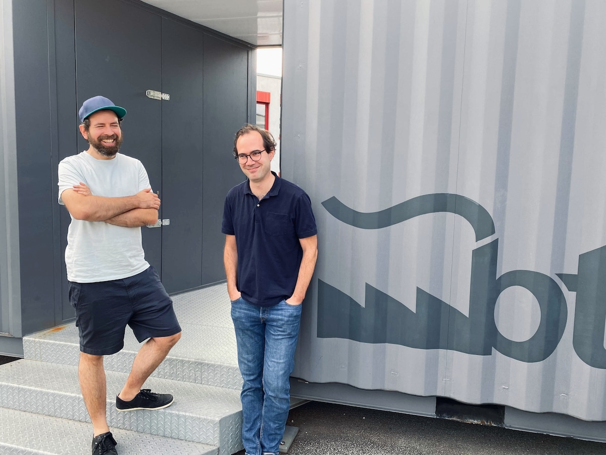 VFX Supervisor Julian Schleef (li.) und Filmeditor Rainer Nigrelli vor einem Container mit btf-Aufdruck.