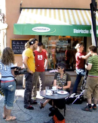  Jakob M. Erwa (im gelben T-Shirt) drehte „Heile Welt“ auf Mini-DV, hier mit Kameraassistentin Britta Lang. 