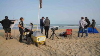 Ein Filmteam auf einem Strand
