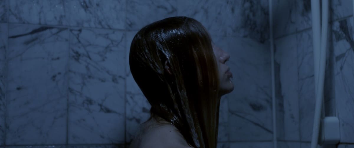 Filmstill aus Mono no Aware: eine Frau steht unter der Dusche