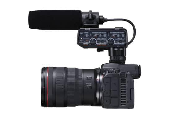 Canon EOS R5 C mit XLR-Adapter und Mikrofon.
