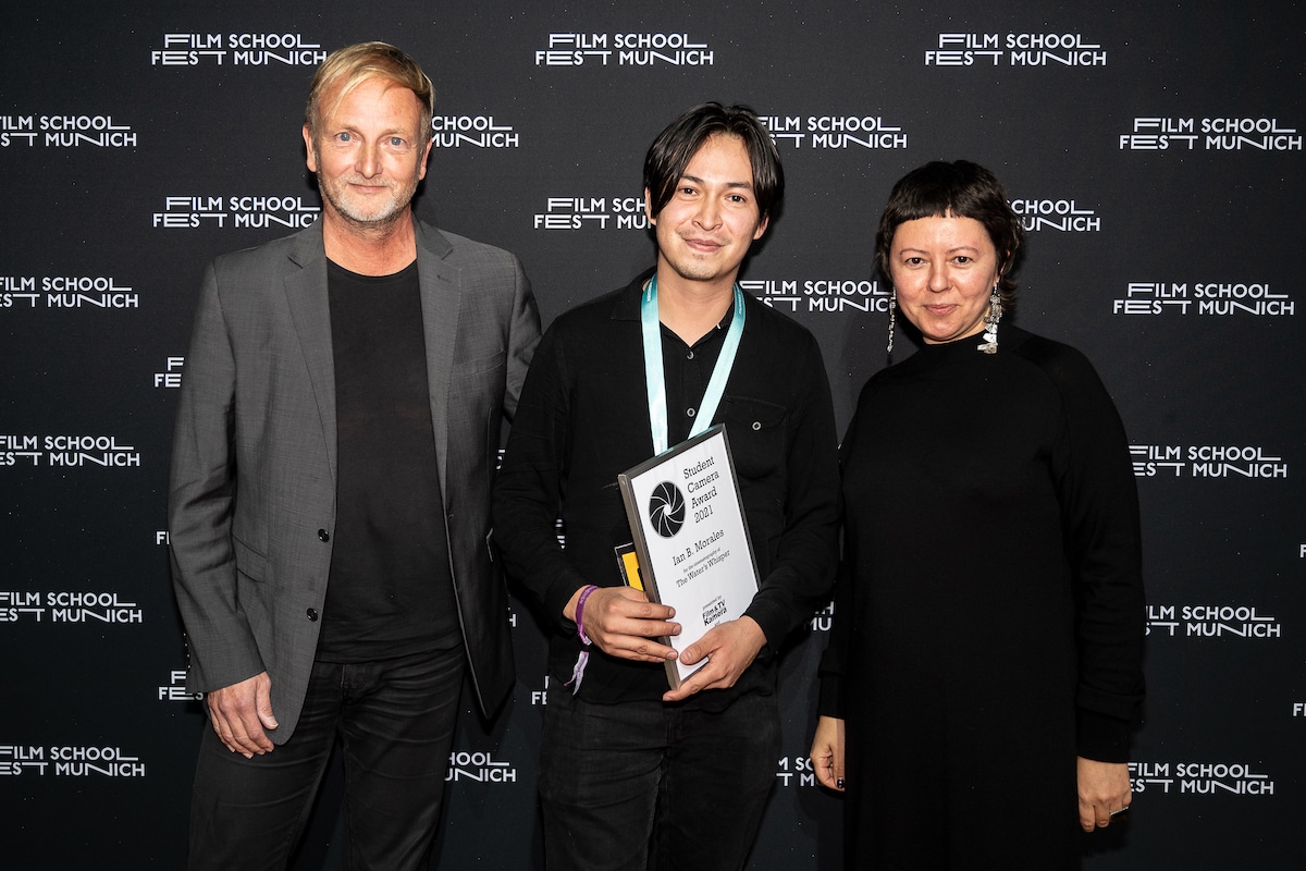 Preisträger Ian B. Morales mit Jury-Mitglied Olga Caspers und „Film & TV Kamera“-Chefredakteur Uwe Agnes