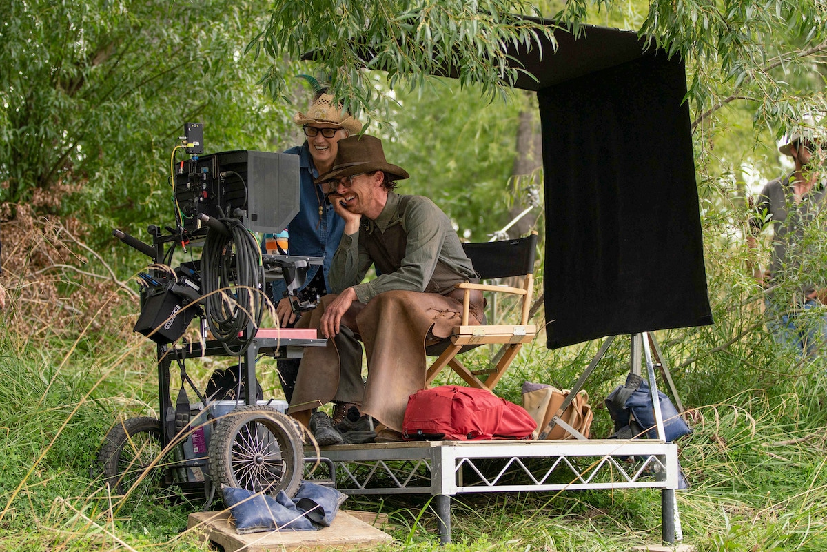 Jane Campion und Benedict Cumberbatch begutachten eine Szene am Regie-Monitor.