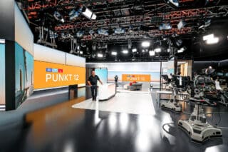 Paul Hering, Leiter Studio- und Außenproduktion, im neuen RTL-Nachrichtenstudio
