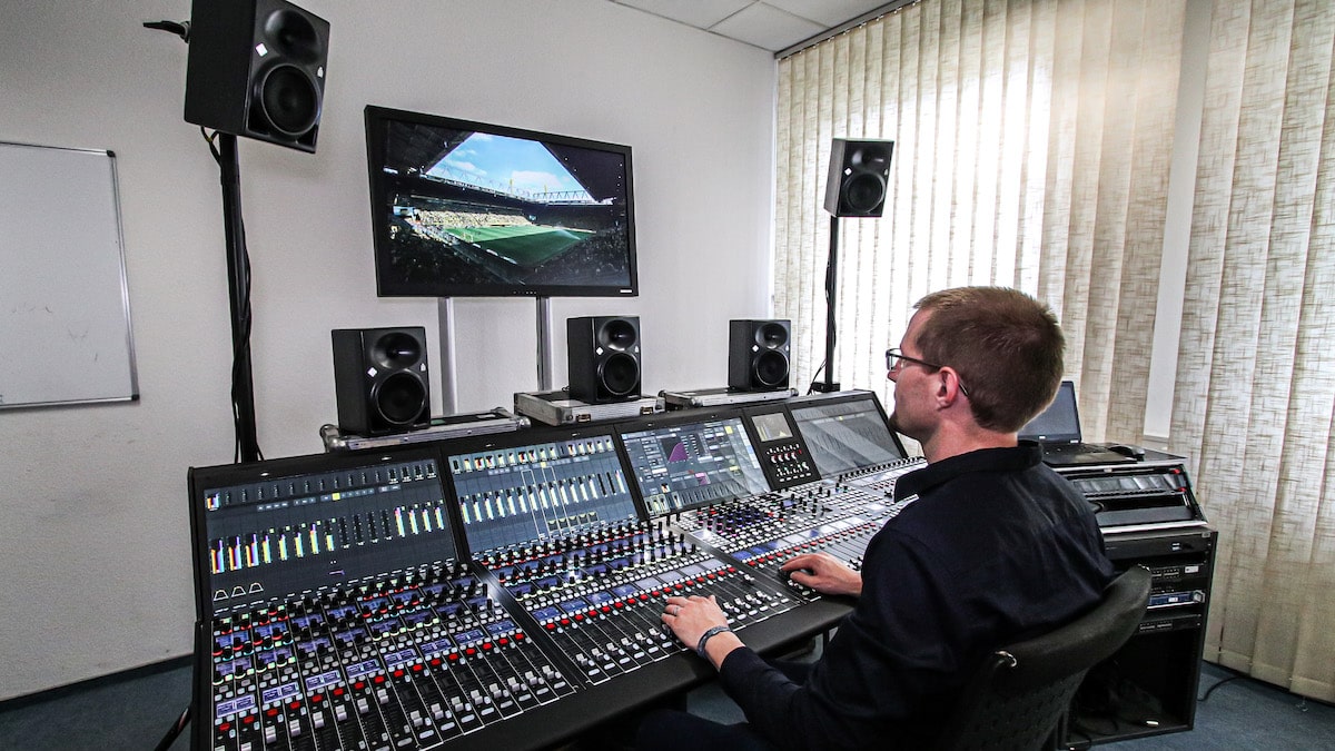 Toningenieur Carsten Mosler in der Tonregie bei TVN in Hannover an der Lavo mc² 56 Audio Production Console samt 7.1.4-Lautsprecheranlage fürht die Mischung von Dolby Atmos und dem Downmix für Dolby 5.1 und Stereo aus