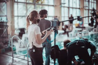Kameraassistentin Julia Kreuz beim Schärfeziehen am Set