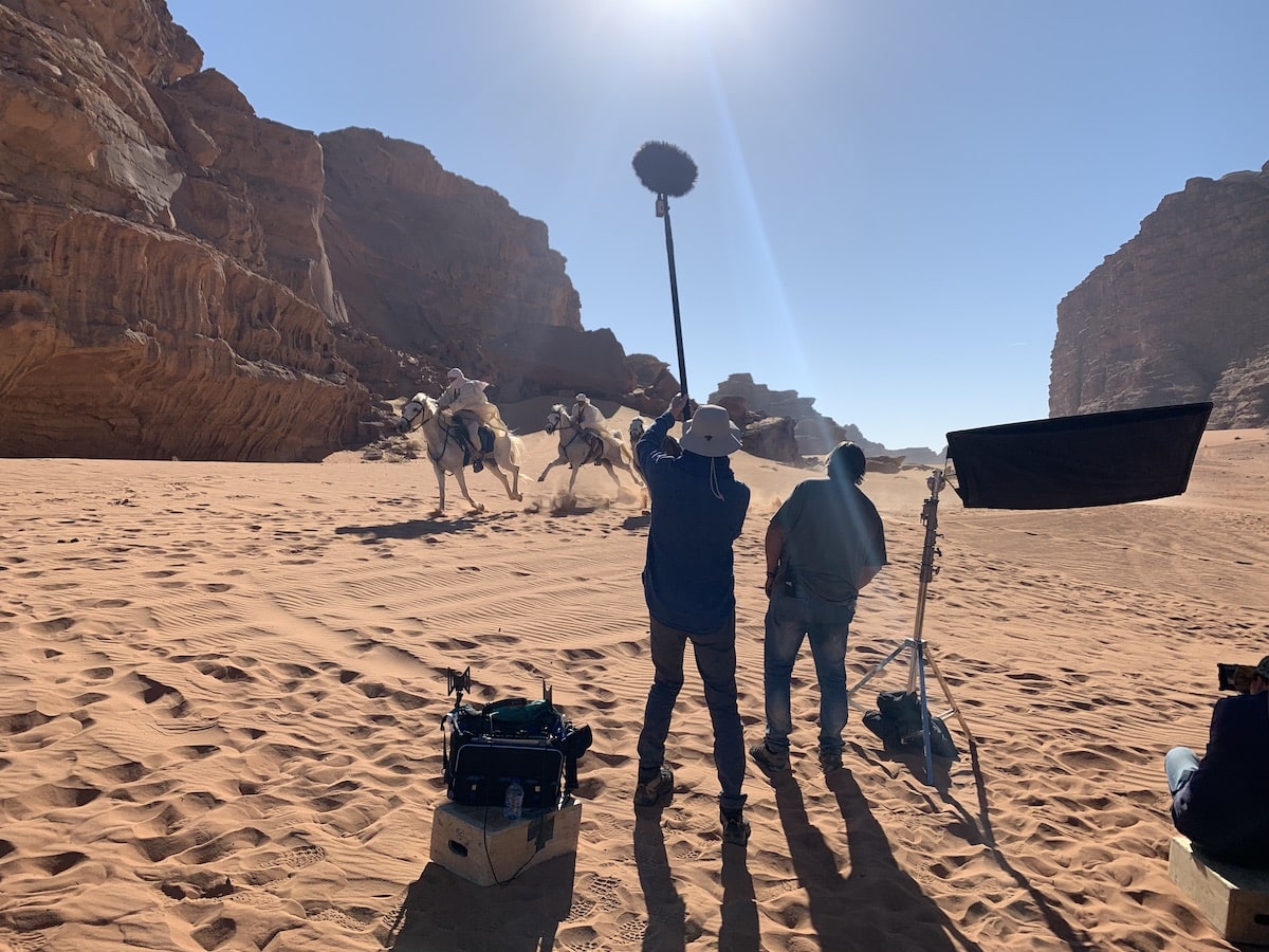 Ein Ton-Angler bei einem Spielfilmdreh in der Wüste