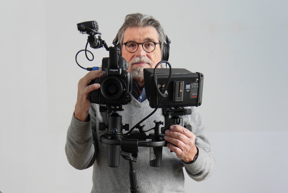 Bernt Engelmann mit einer DSLM-Filmkamera