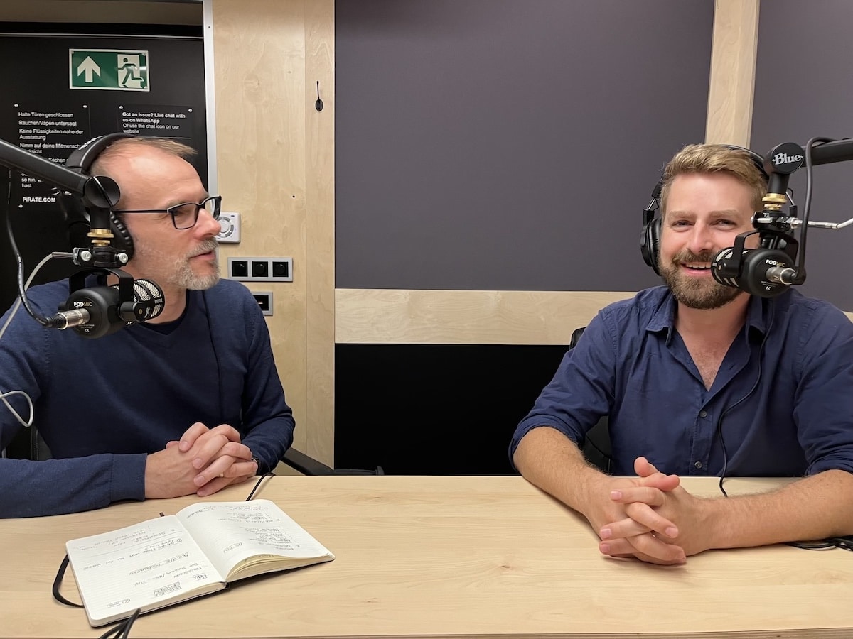 Hinter-der-Kamera-Podcasthost Timo Landsiedel und DoP Timon Schäppi