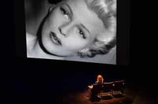 Nina Menkes im Kino, auf der Leinwand „Die Lady von Shanghai“ mit Rita Hayworth.