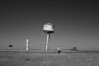 Kameramann Markus Schindler vor einem Wasserturm in den USA
