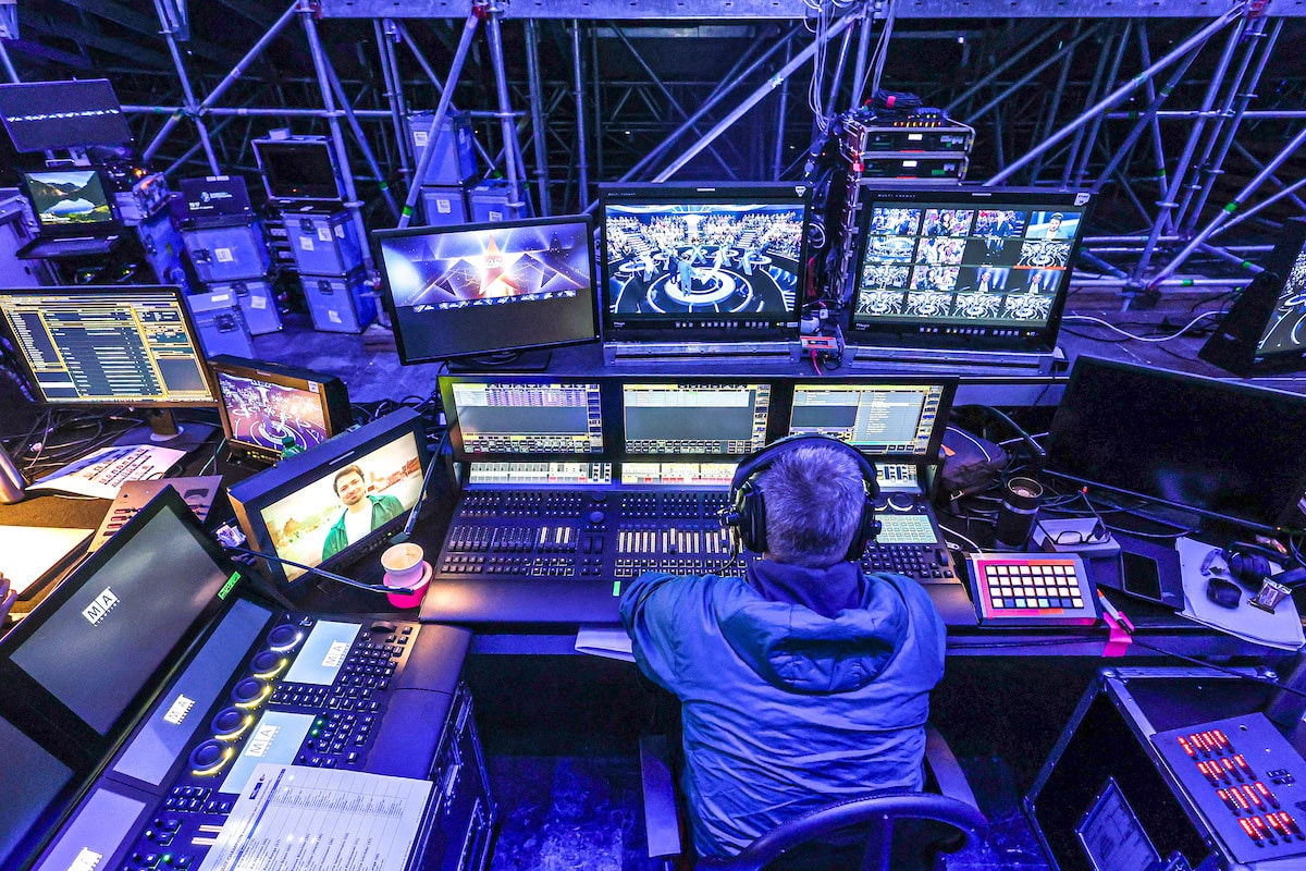 Licht und Medien Controll-Center hinter den Zuschauern: Szenischer und Effektlicht-Operator