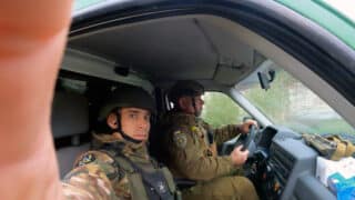 Zwei Ukrainische Soldaten in einem Fahrzeug