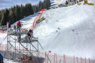 Kamera auf Podest an Skirennstrecke