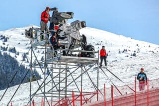 Kamera auf Podest an Skirennstrecke