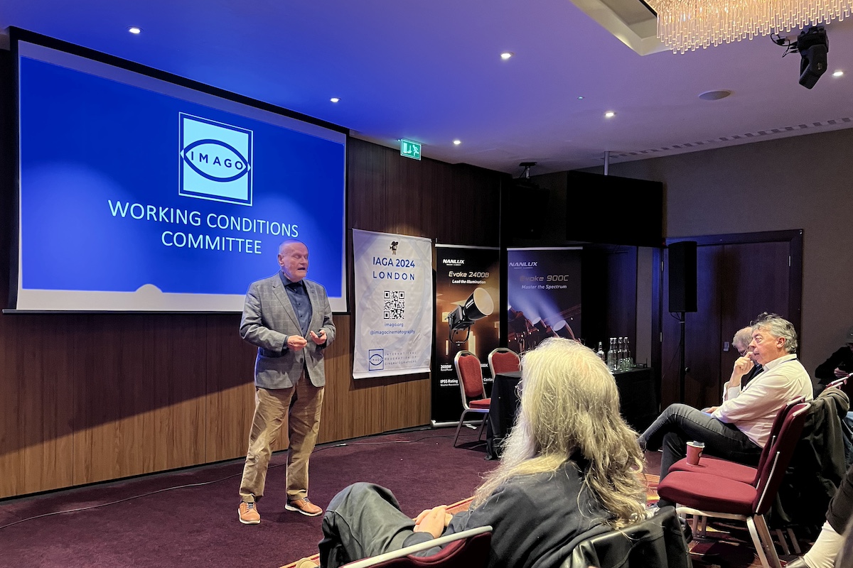 Kurt Brazda präsentiert das Konzept der Umfrage 