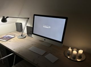 Schreibtisch mit Kerzen