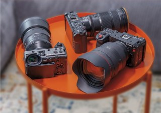 Testkameras auf orangem Tablett